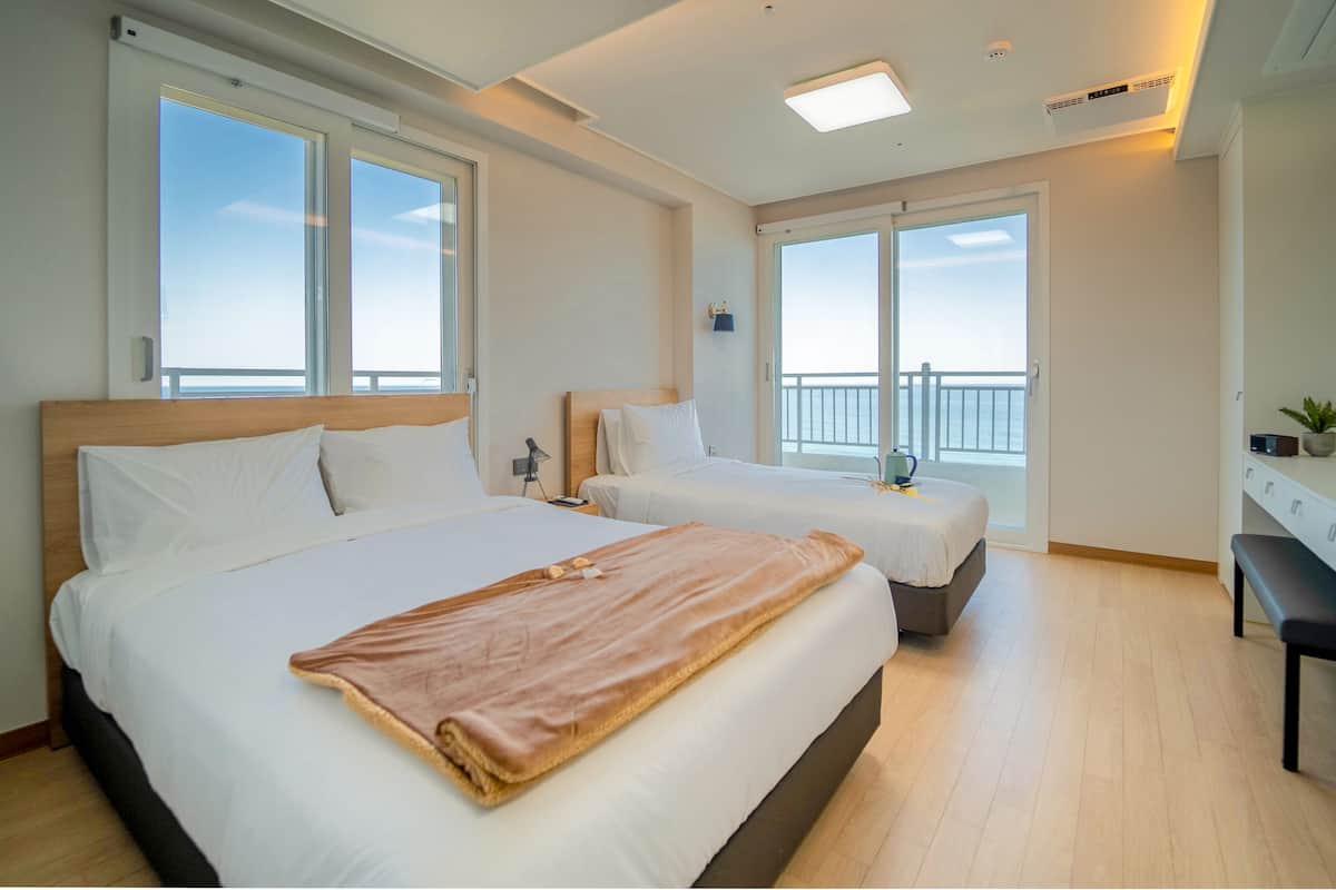 Habitación superior con 2 camas individuales | Caja de seguridad en la habitación, wifi gratis y ropa de cama