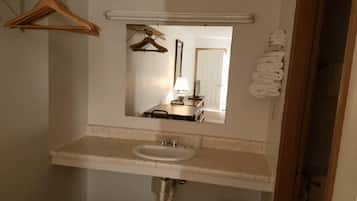 Ensemble douche/baignoire, serviettes fournies, savon, shampoing