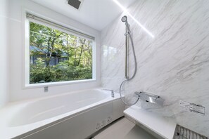Luxury-Chalet, Nichtraucher | Badezimmer | Duschwanne, kostenlose Toilettenartikel, Haartrockner