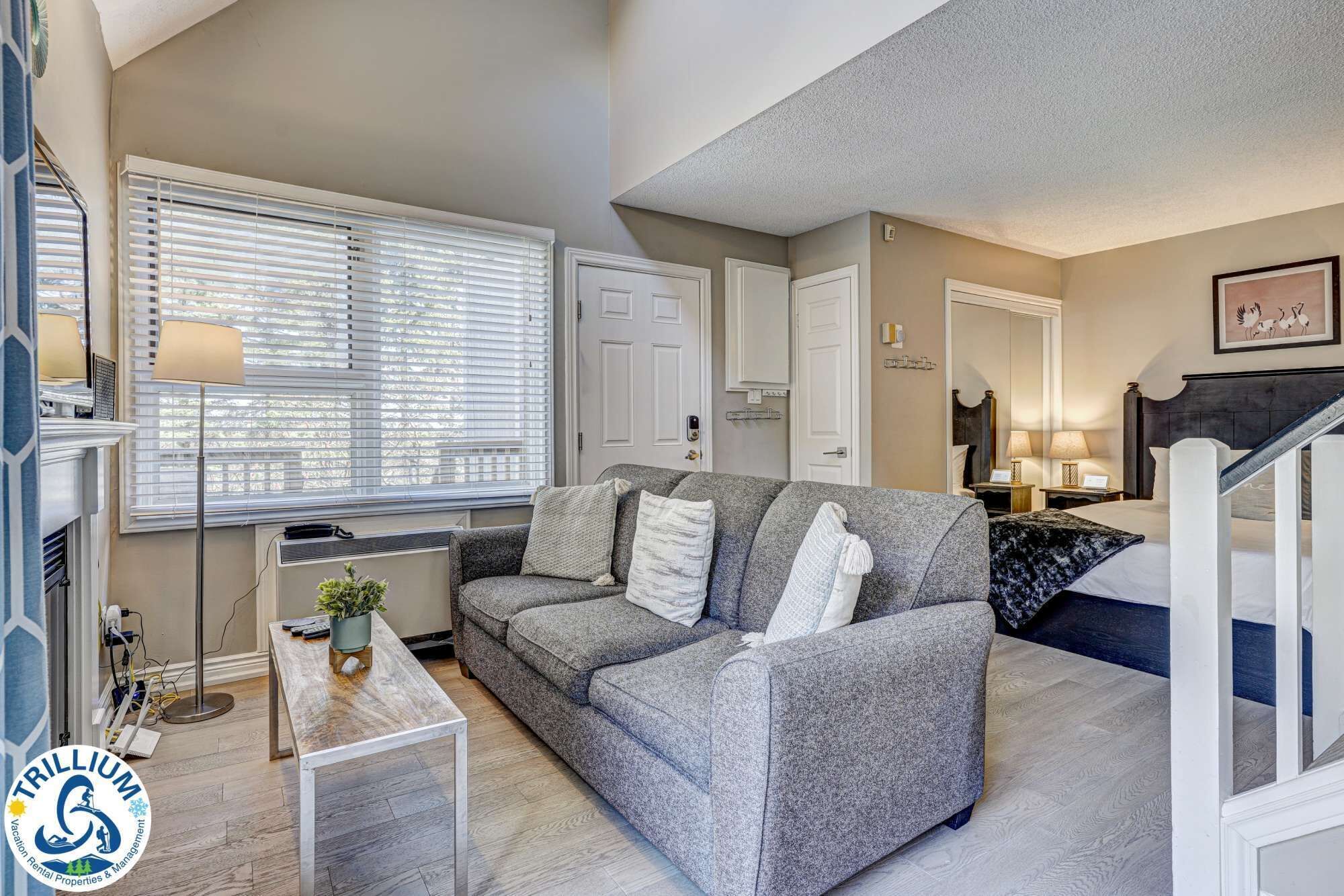 Mountainside Loft - Wifi, Pool, Close to The Village