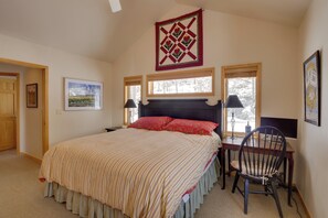 3 makuuhuonetta, työpöytä, internet, vuodevaatteet