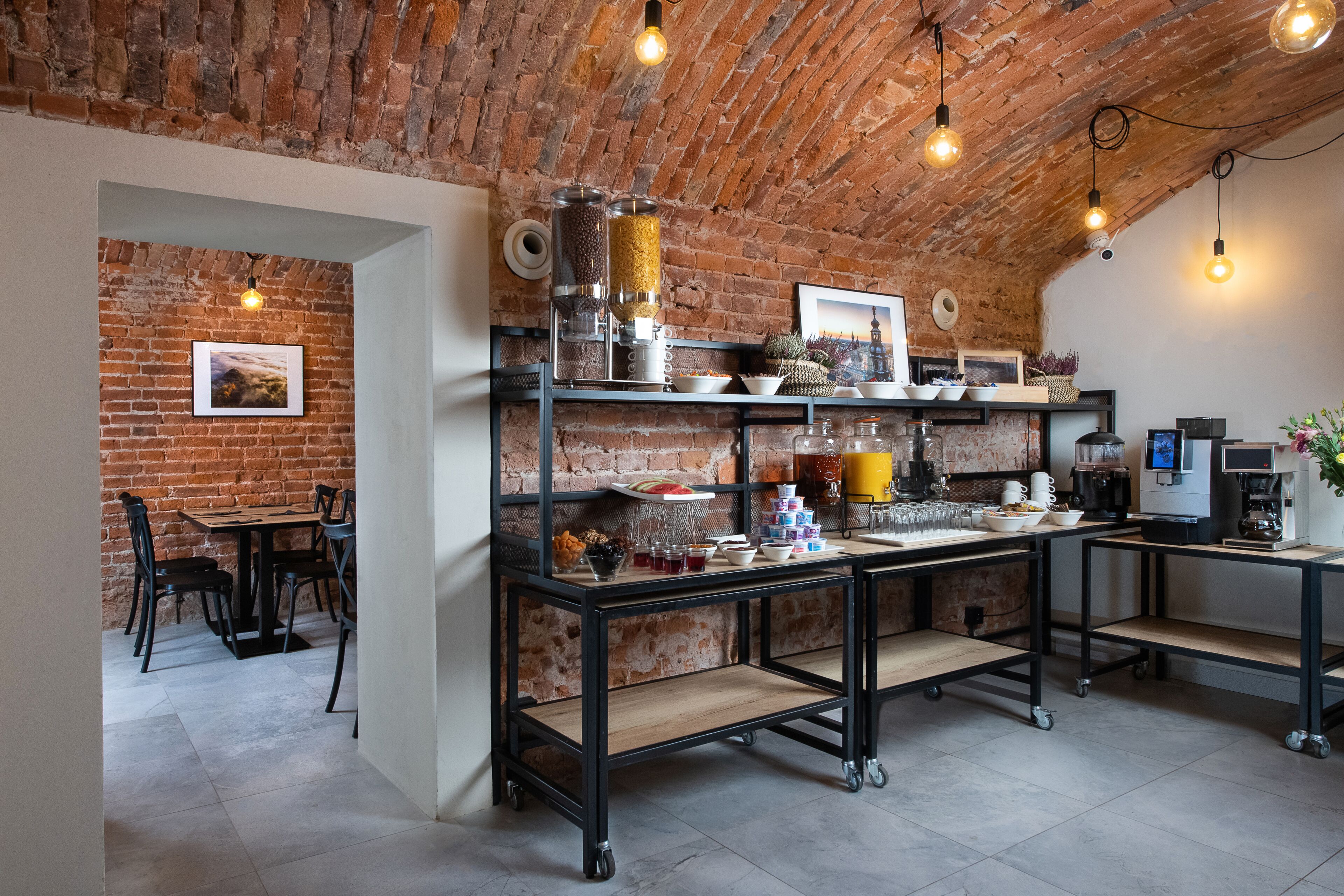 daily buffet breakfast (pln 79 per person)