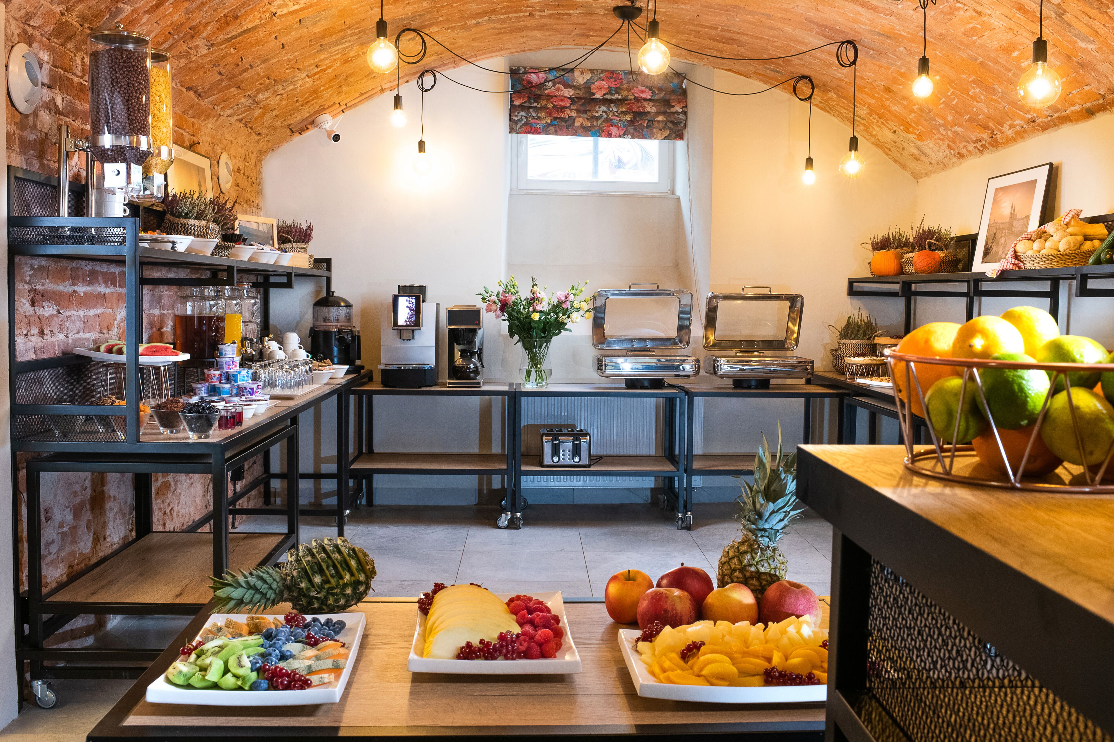 daily buffet breakfast (pln 79 per person)