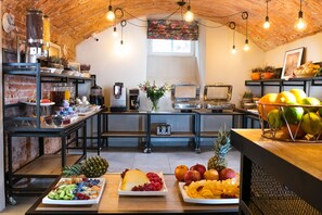 A kitchen with wooden ceiling, fruit platters, and various kitchen appliances. - MR67 Mayera Rapaporta  (Kraków)
