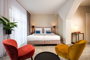 In-room safe, desk, laptop workspace, soundproofing - MR67 Mayera Rapaporta  (Kraków)