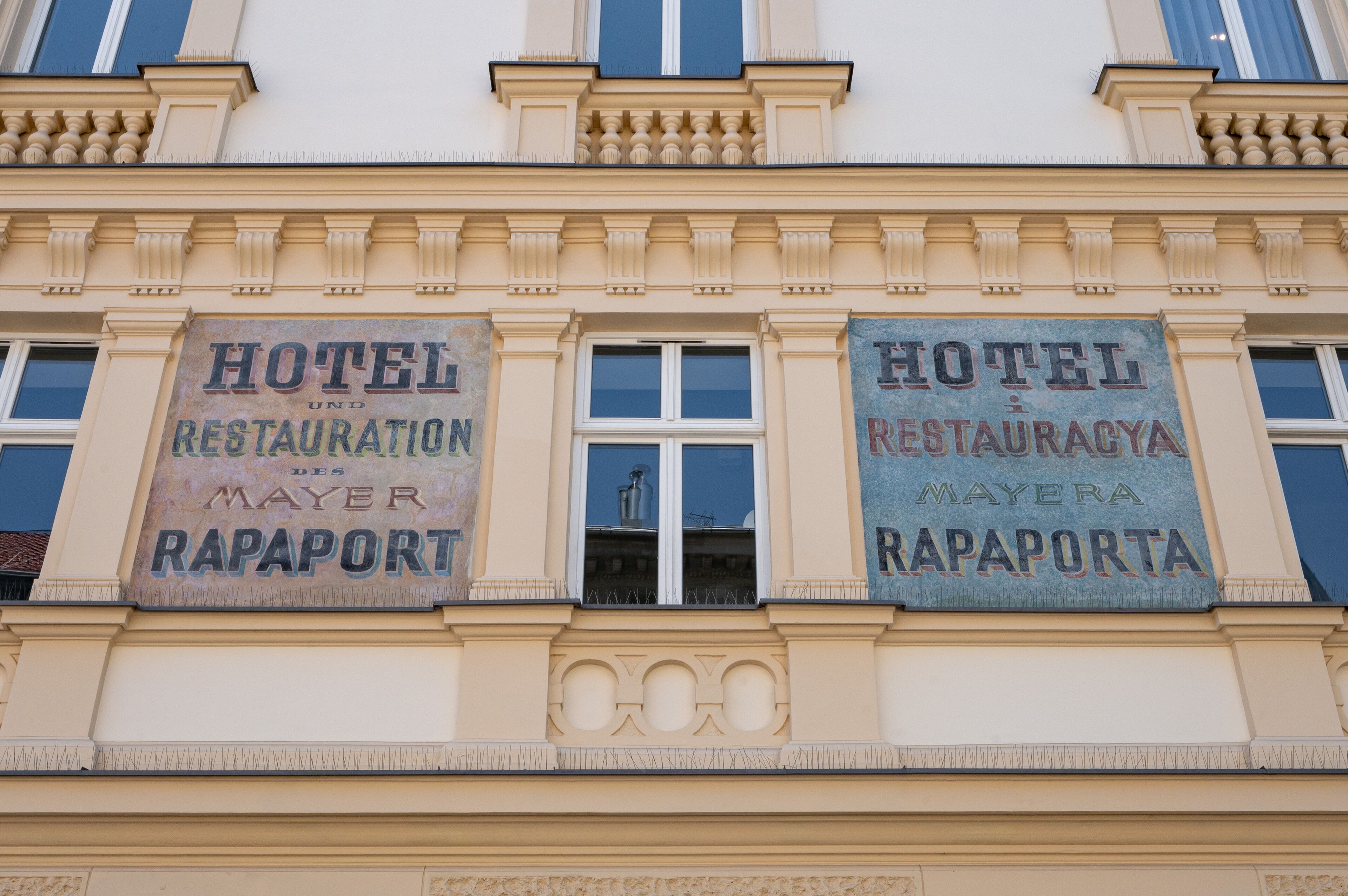 A building with two signs reading "HOTEL UND RESTAURATION DES MAYER RAPAPORTA".
