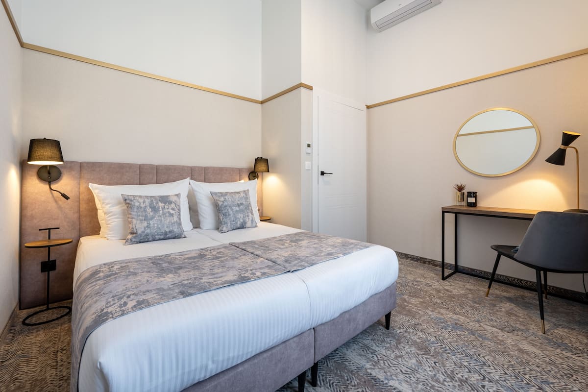 2 slaapkamers, een kluis op de kamer, een bureau, een laptopwerkplek