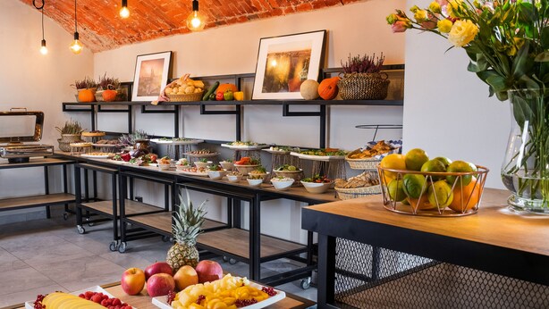 A buffet setup with various fruits and vegetables on display. - MR67 Mayera Rapaporta  (Kraków)