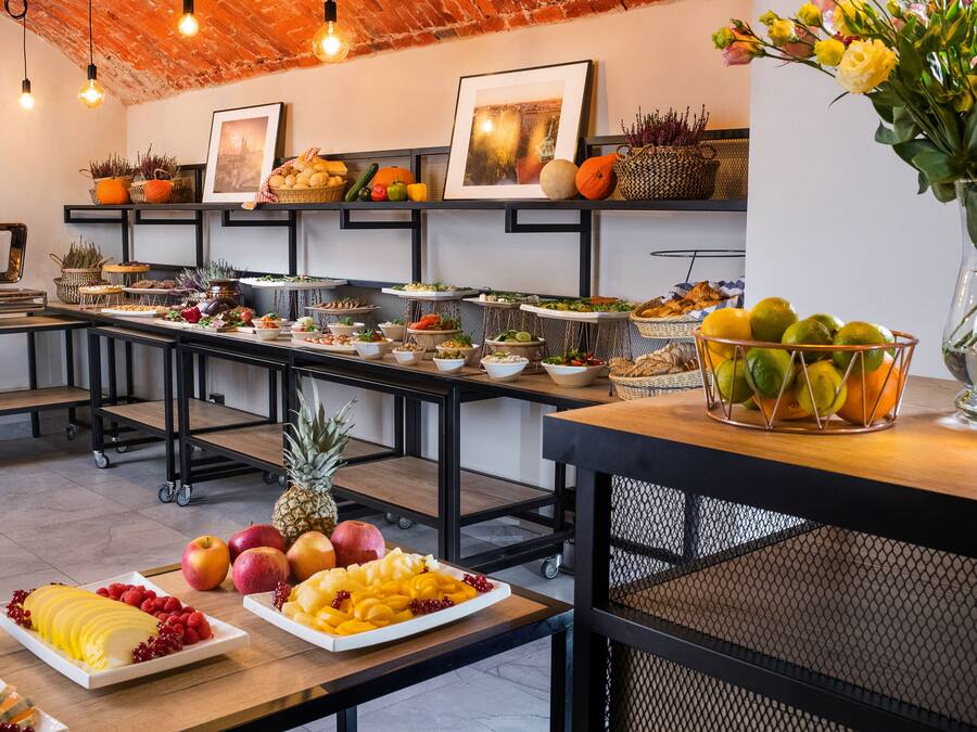 Daily buffet breakfast (PLN 79 per person)