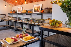 A buffet setup with various fruits and vegetables on display. - MR67 Mayera Rapaporta (Kraków)