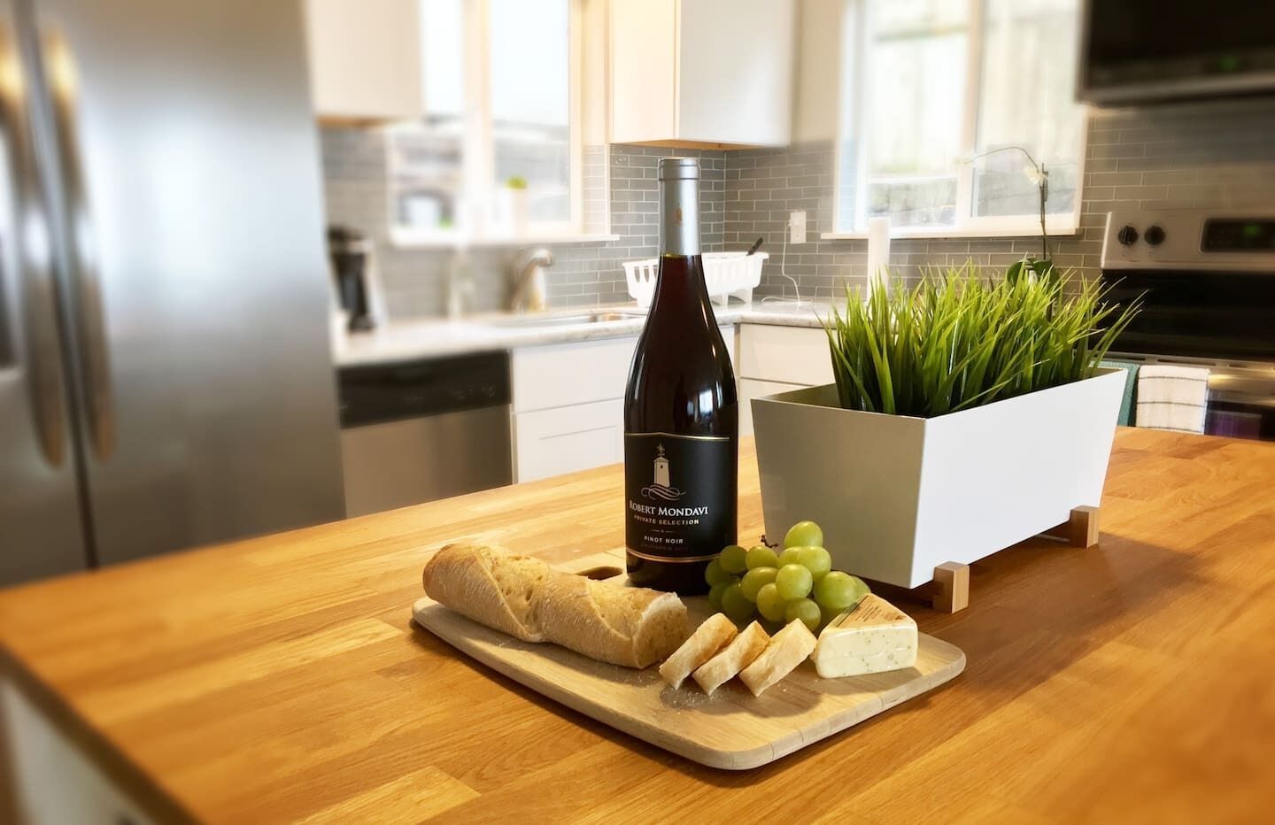 Beautiful Lake Washington View Unit w/ Free Parking