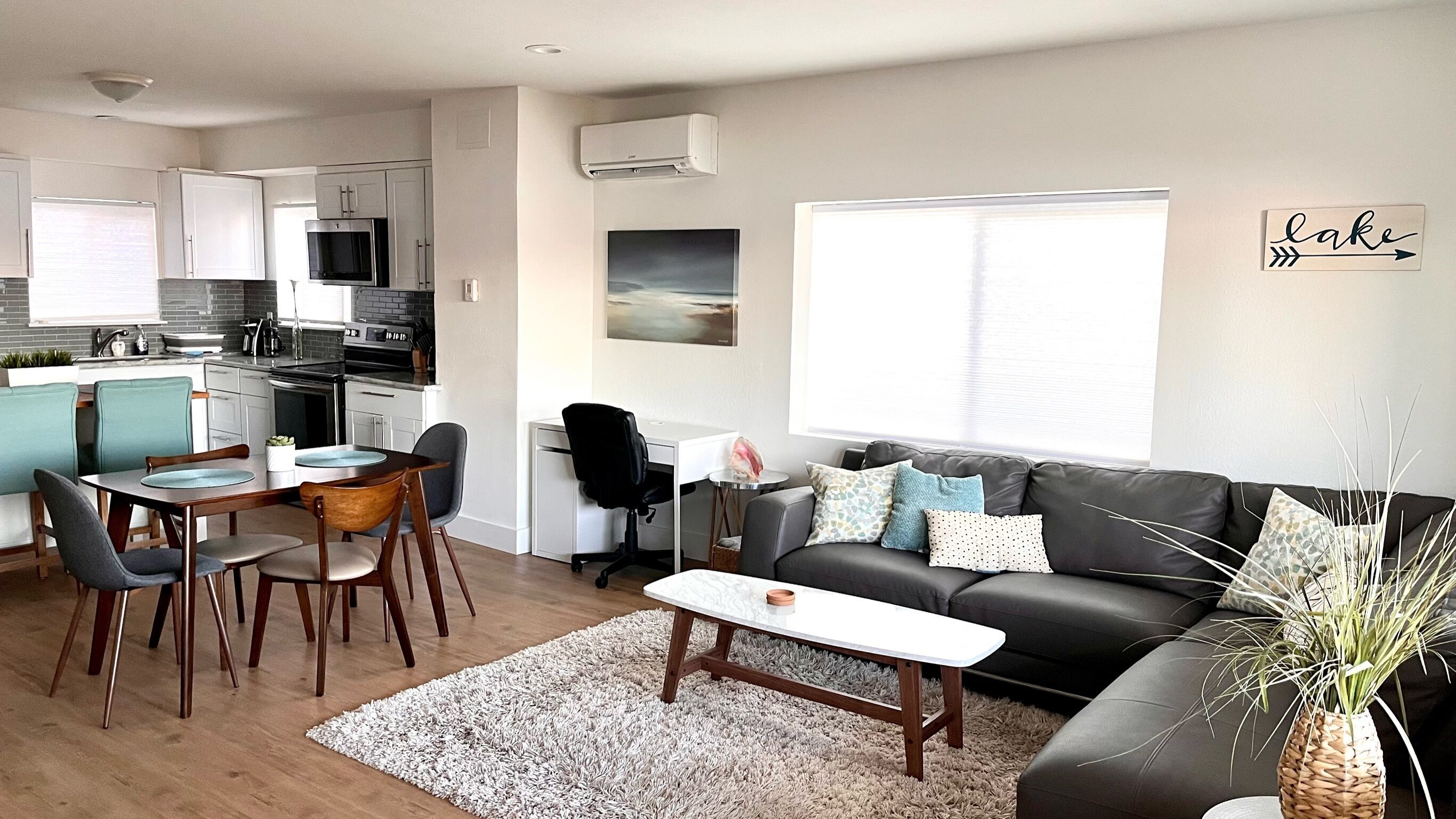 Beautiful Lake Washington View Unit w/ Free Parking