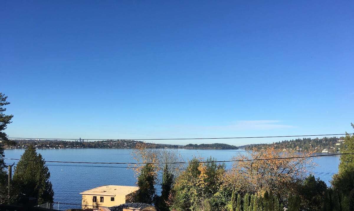 Beautiful Lake Washington View Unit w/ Free Parking