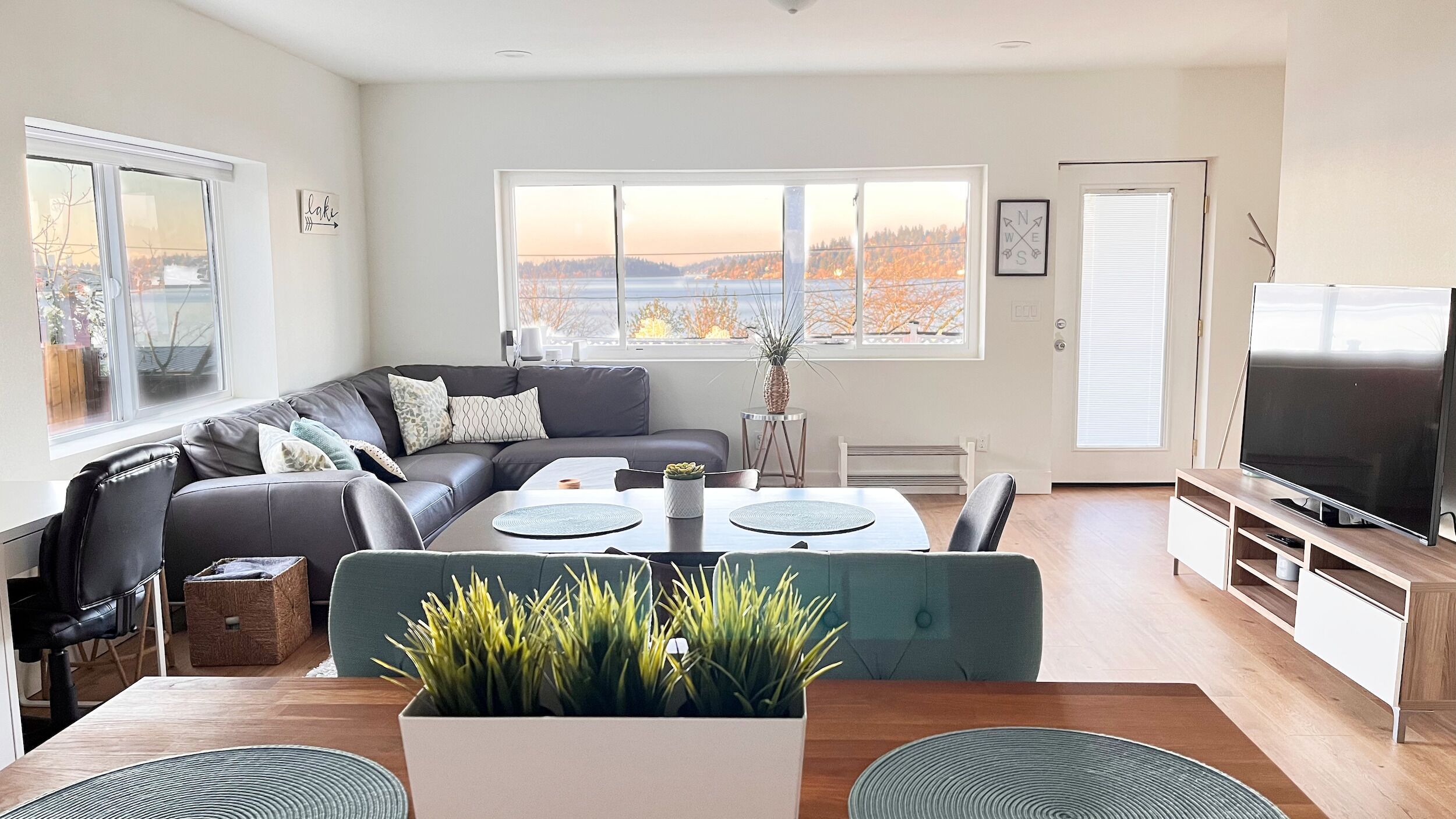 Beautiful Lake Washington View Unit w/ Free Parking