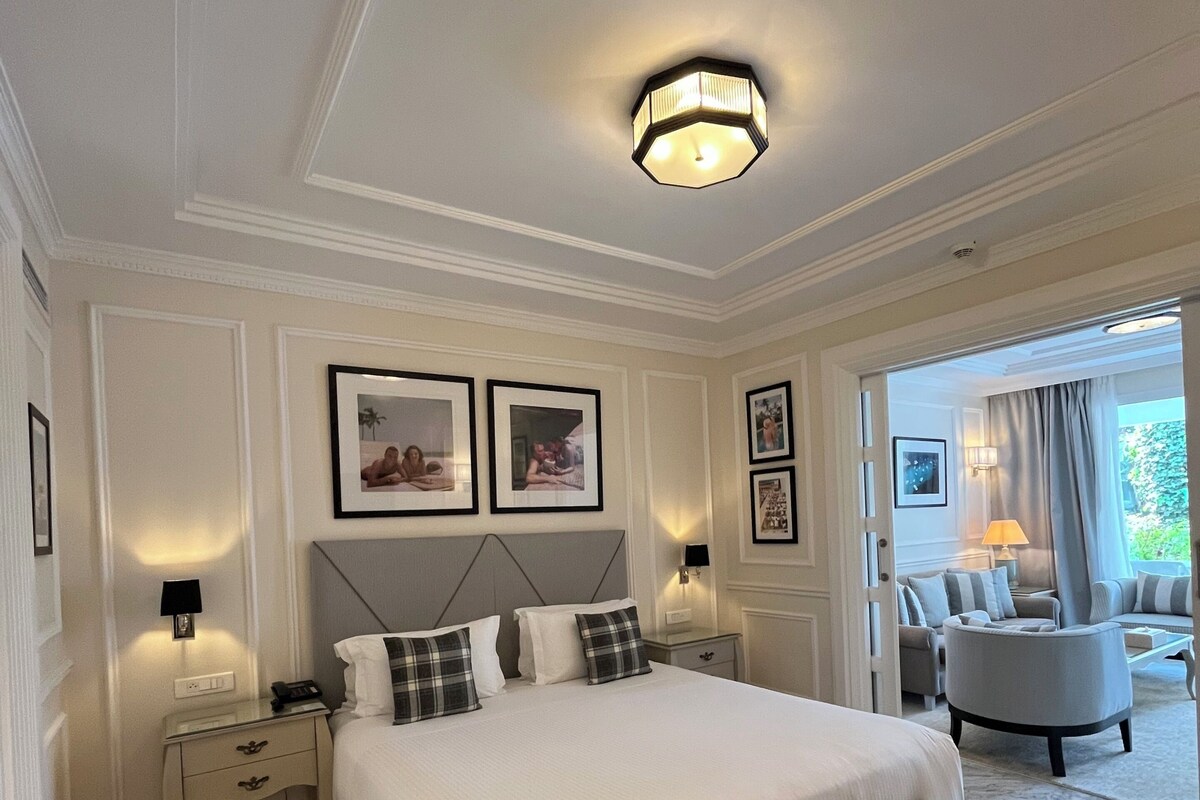 Junior Suite | 1 bedroom, hypo-allergenic bedding available, in-room safe, WiFi (free)