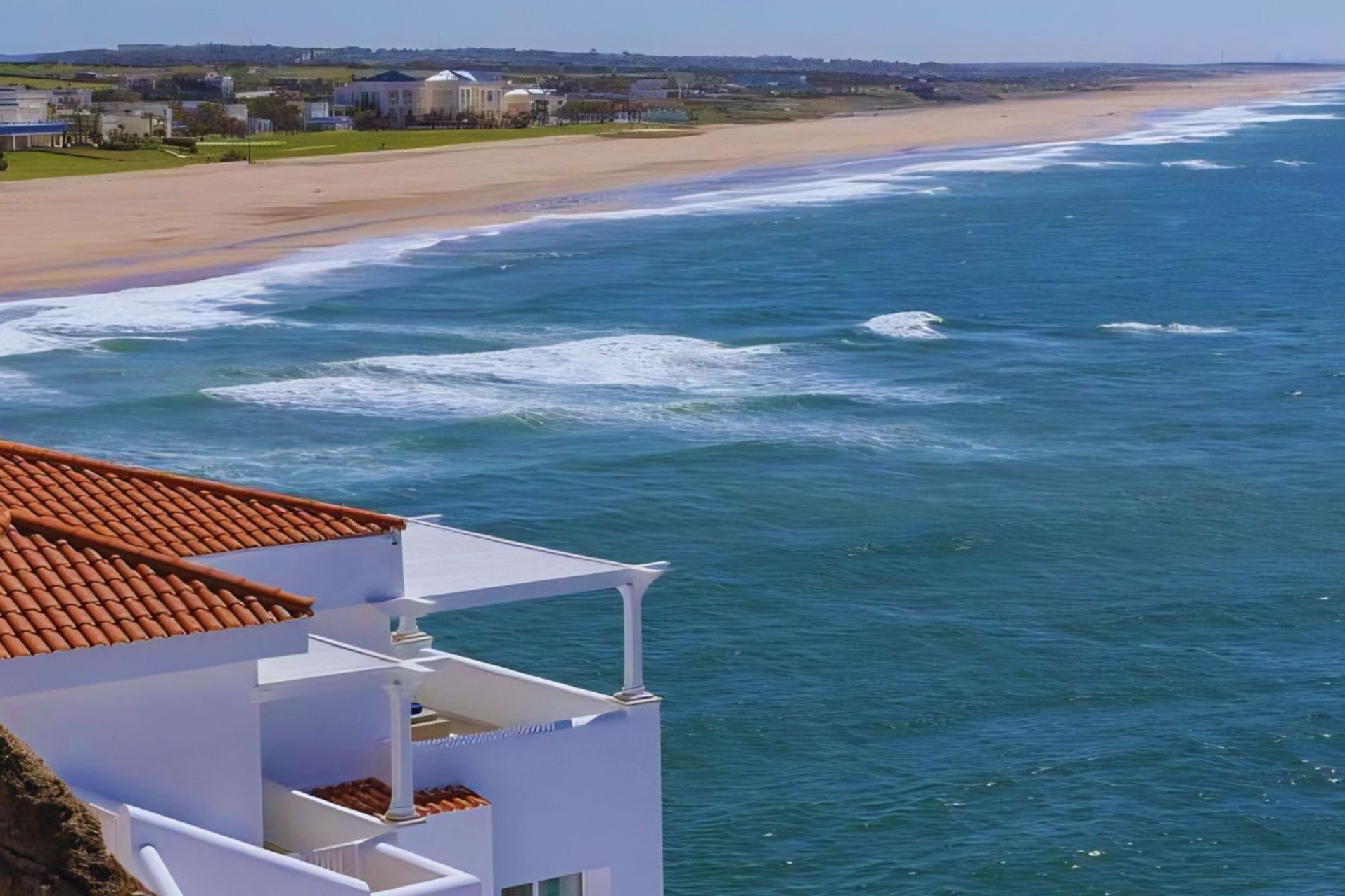Une vue sur la côte, avec une plage et l’océan.