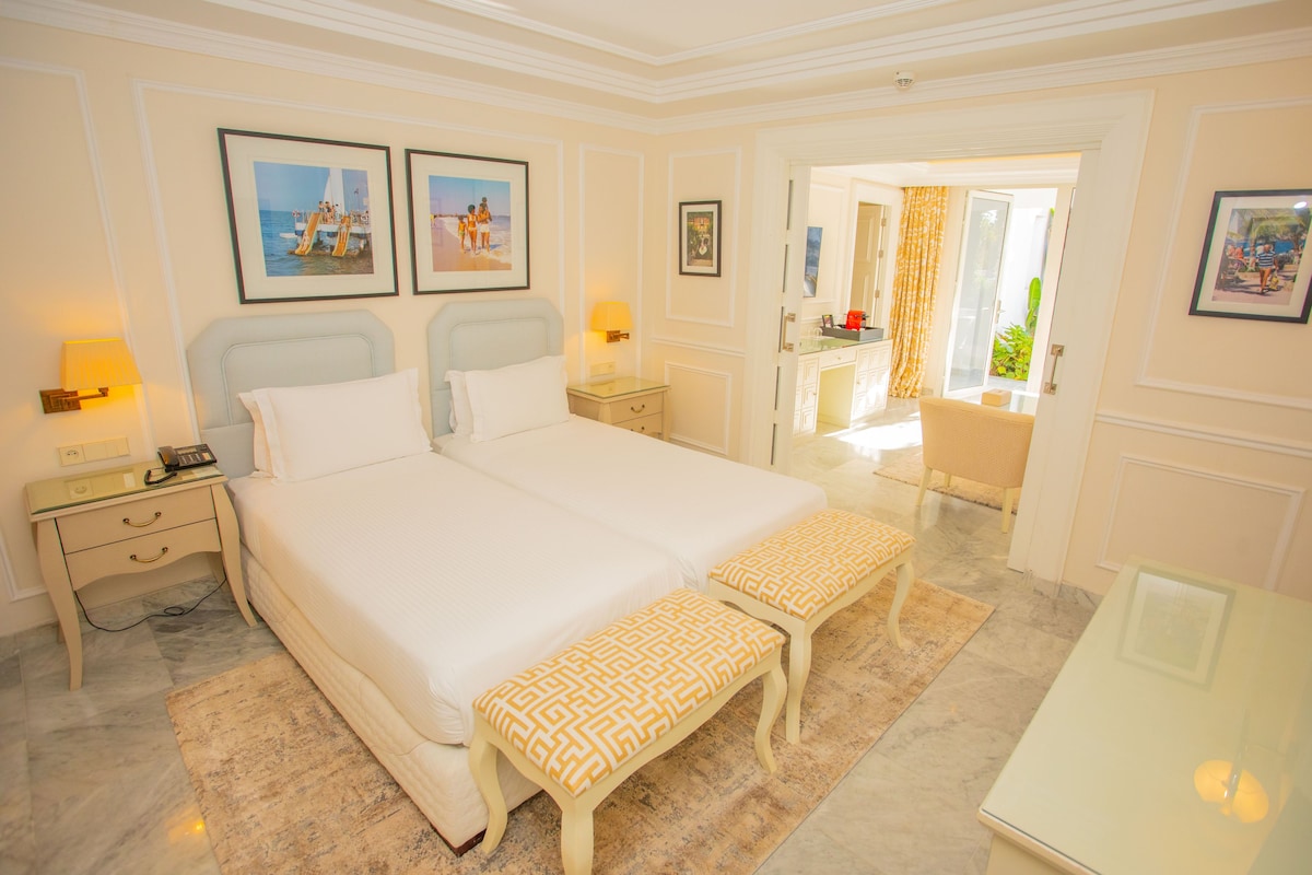 Suite familiar, 2 habitaciones, vistas a la piscina | 1 dormitorio, ropa de cama hipoalergénica, minibar y caja fuerte