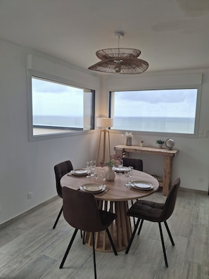 Dining - Feet in the water (Équihen-Plage)