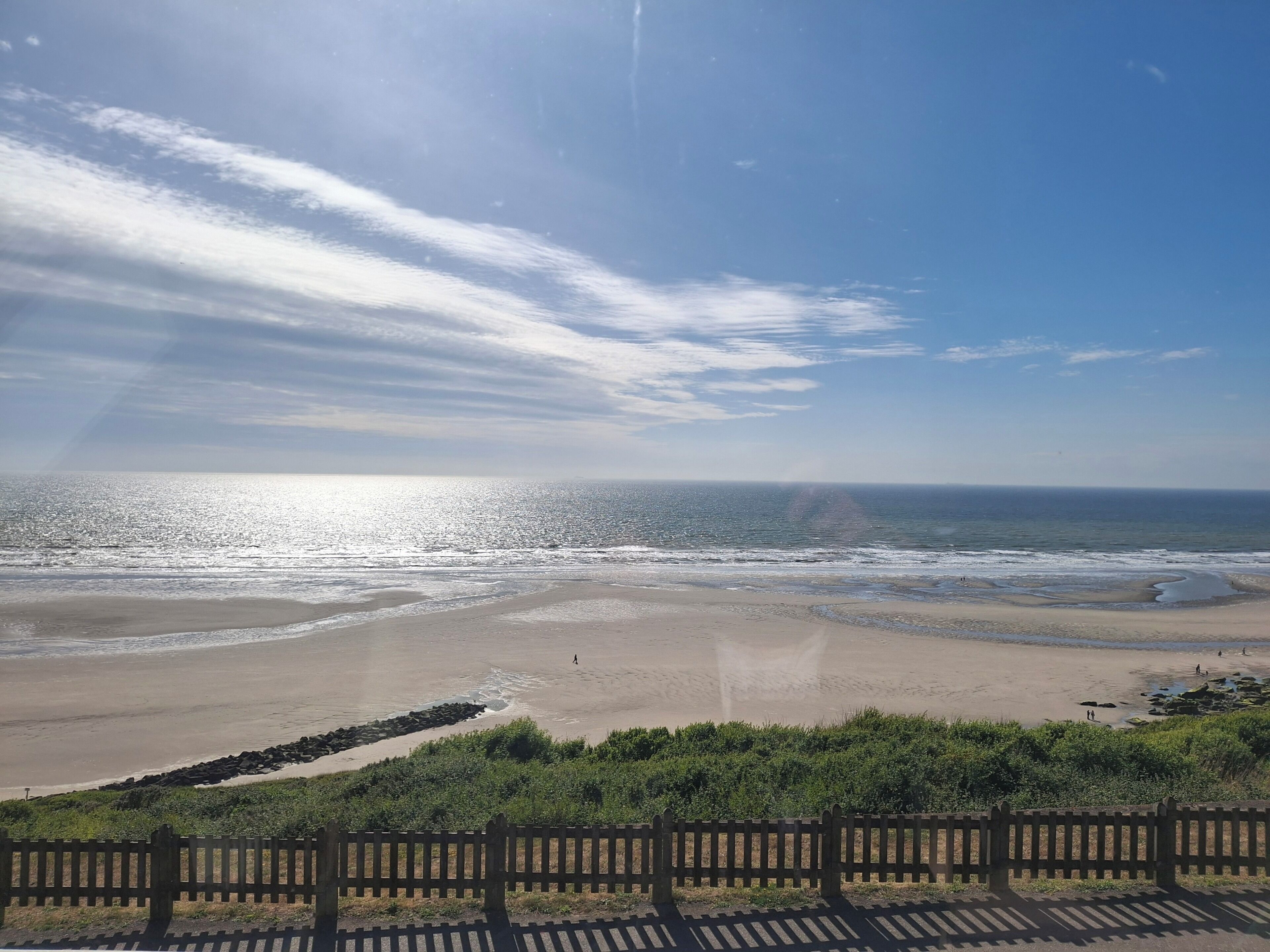 På stranden