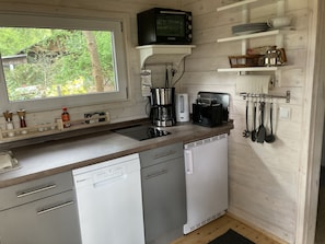 Kühlschrank, Herdplatte, Wasserkocher mit Kaffee-/Teezubehör