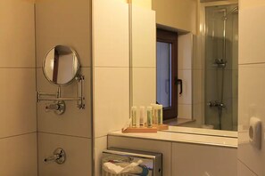 Shower, free toiletries, hair dryer - La Maison Hotel - Boardinghouse (Cologne)