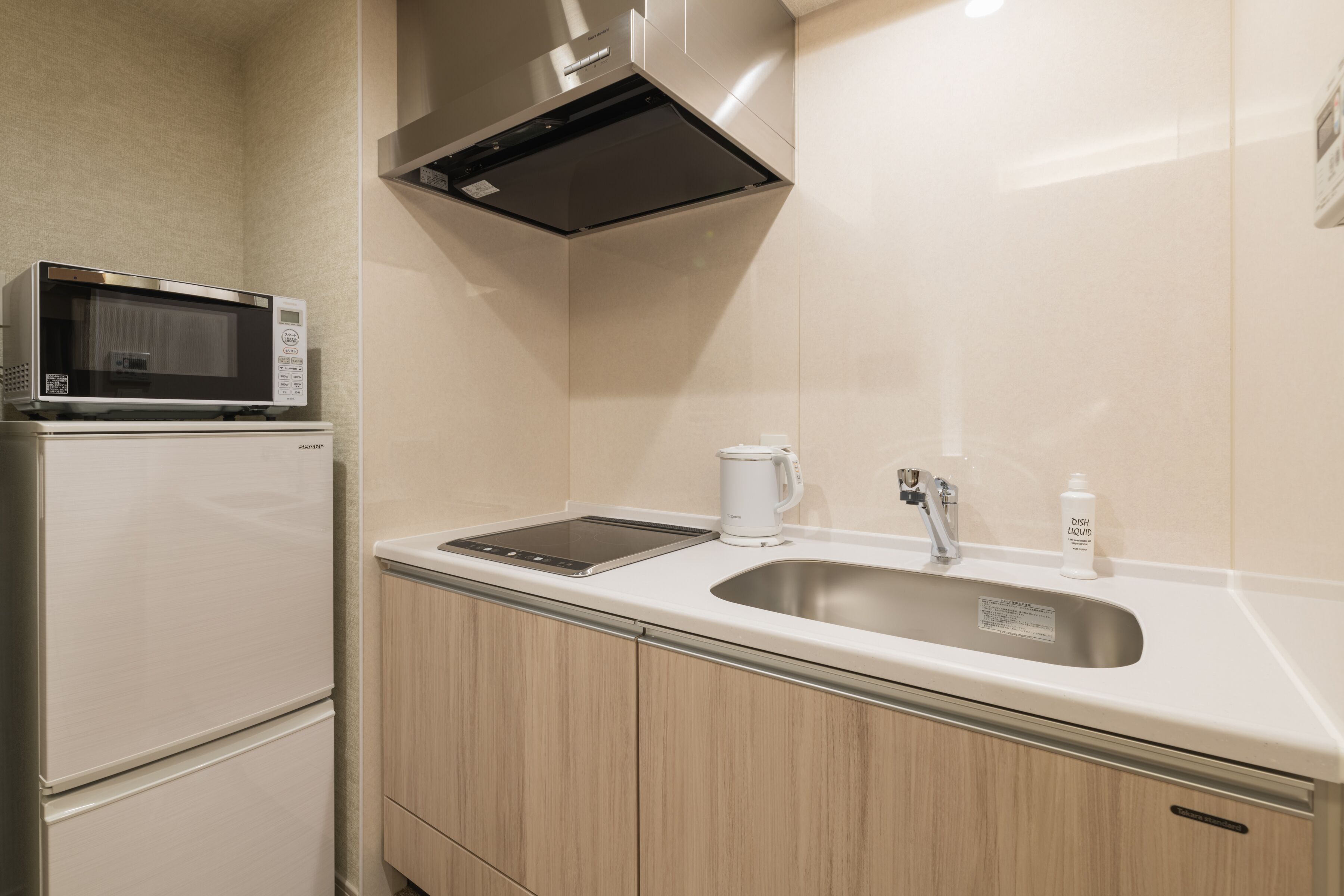 Eine moderne Küche mit Mikrowelle, Toaster, Spüle und Schrank.