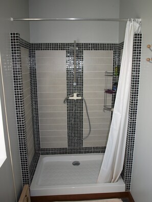 Douche, sèche-cheveux, papier toilette