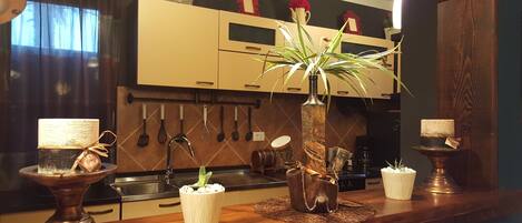 Kylskåp, mikrovågsugn, ugn och spishäll