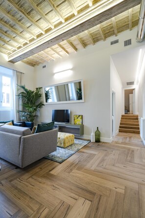 Smart TV, fireplace, DVD player, stereo