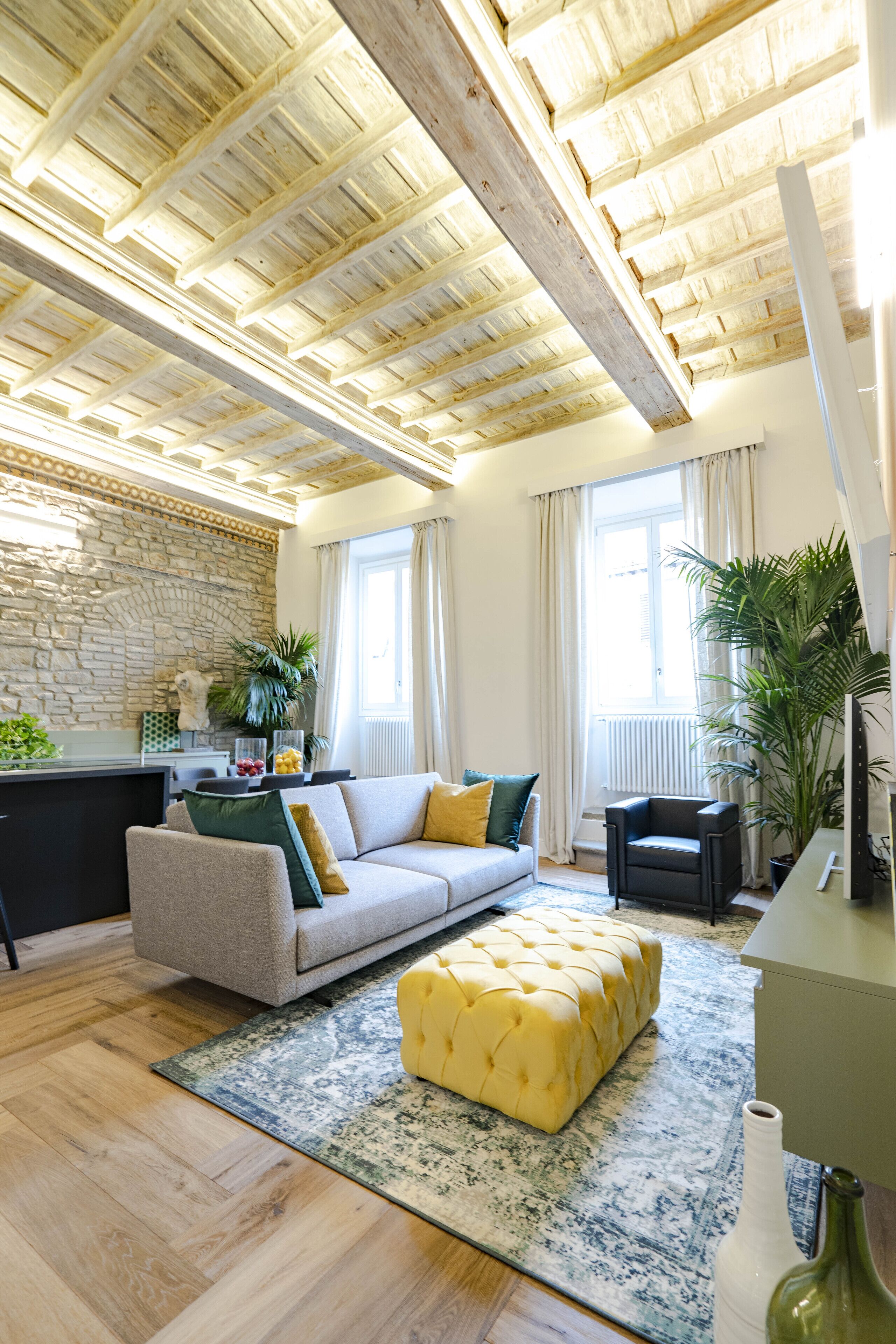 Smart TV, fireplace, DVD player, stereo