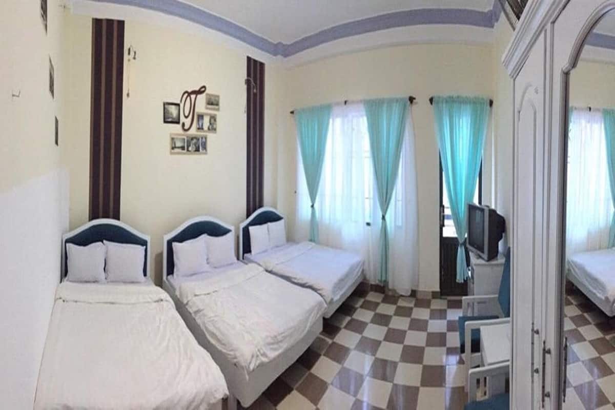 Minibar, desk, free WiFi, bed sheets