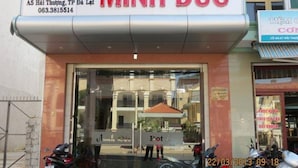 A hotel entrance with a sign reading "MINH DUC" and a contact number. - Minh Duc Hotel (Cam Ly - Da Lat)