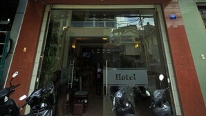 A hotel entrance with a sign reading "Minh Duc." - Minh Duc Hotel (Cam Ly - Da Lat)