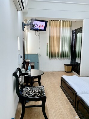 Quarto duplo standard | Escrivaninha, Wi-Fi de cortesia, roupa de cama