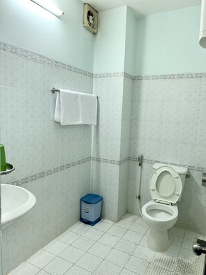 Shower, rainfall showerhead, hair dryer, slippers - Thien Phuc Hotel (Nha Trang)