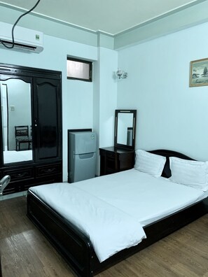 Standard Double Room | Desk, free WiFi, bed sheets - Thien Phuc Hotel (Nha Trang)