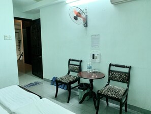 Quarto triplo | Escrivaninha, Wi-Fi de cortesia, roupa de cama