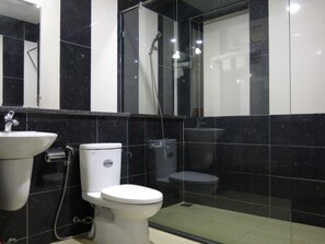 Habitación doble | Baño | Regadera, amenidades de baño gratuitas, secadora de cabello, pantuflas 