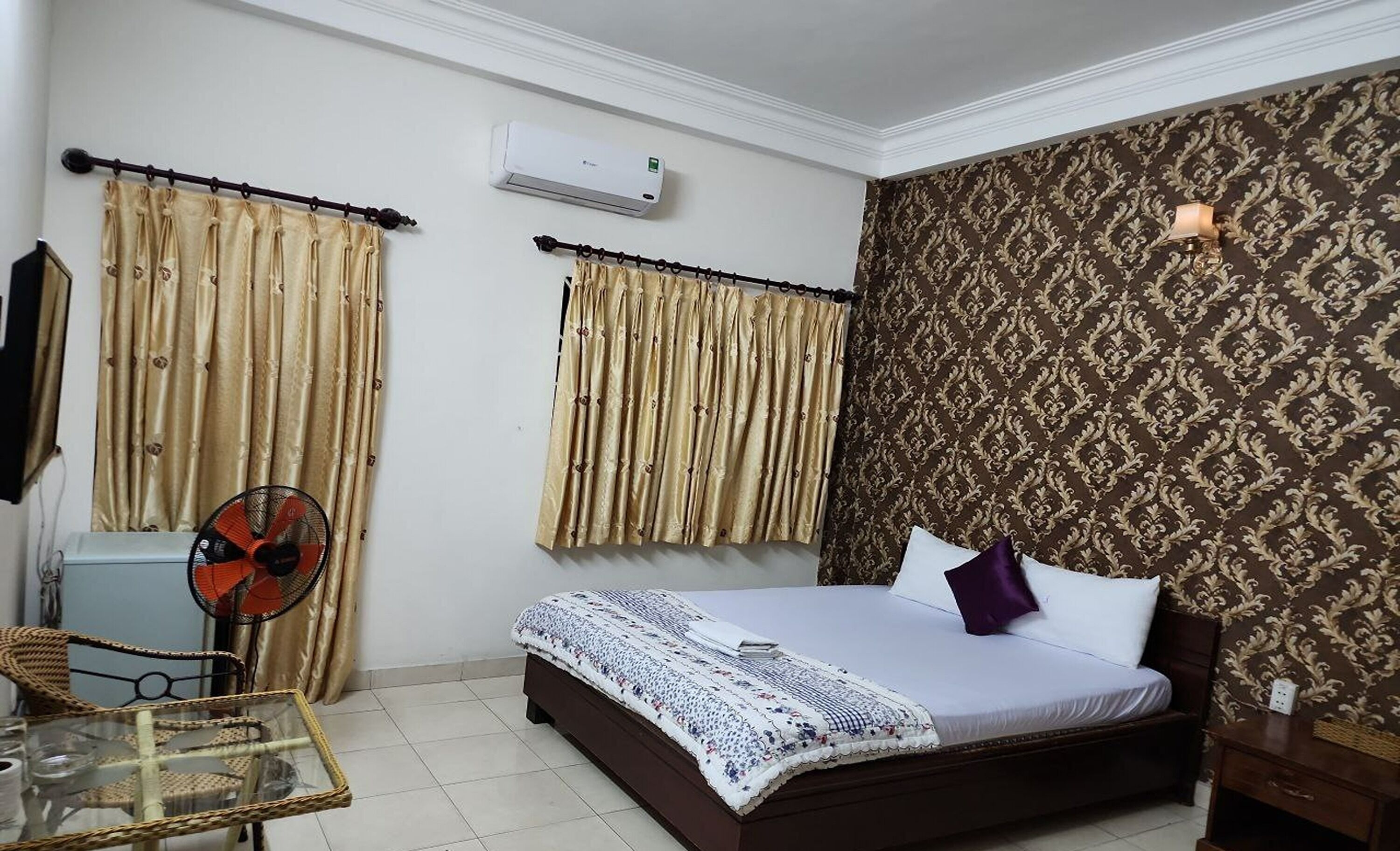 Minibar, desk, free WiFi, bed sheets