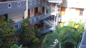 Un edificio de varios pisos con balcones y escaleras.