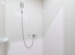 Estudio | Baño | Ducha, cabezal de ducha tipo lluvia y toallas