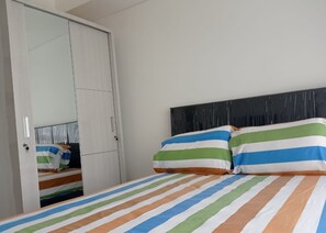 Escritorio, wifi gratis y ropa de cama 