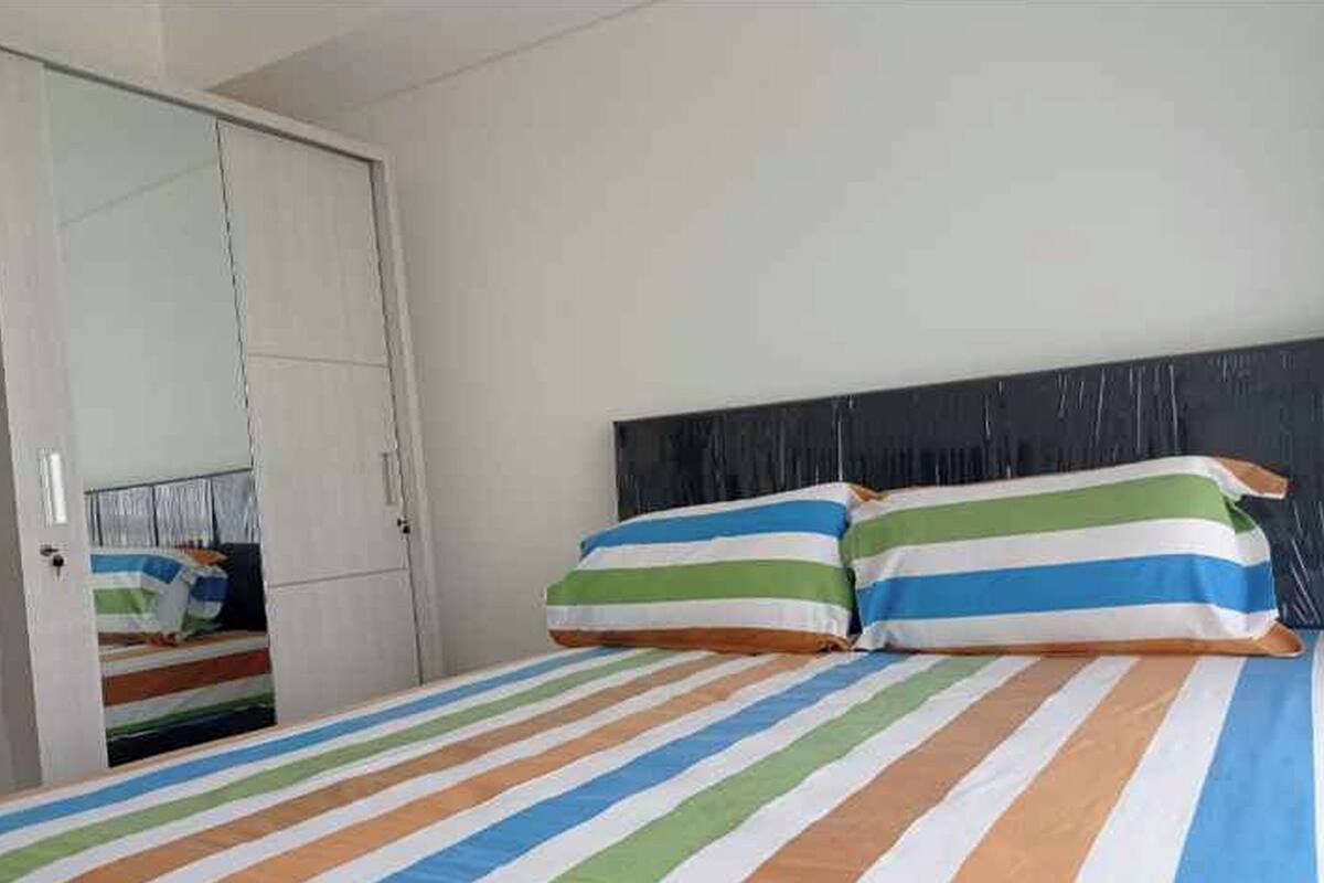 Escritorio, wifi gratis y ropa de cama 