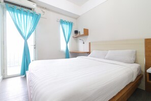 Apartemen, 1 kamar tidur | Brankas, meja kerja, dan seprai linen