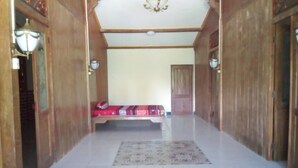 A room with a bed, a rug, and wooden walls. - Winahyu Family Resort (Wonosari)
