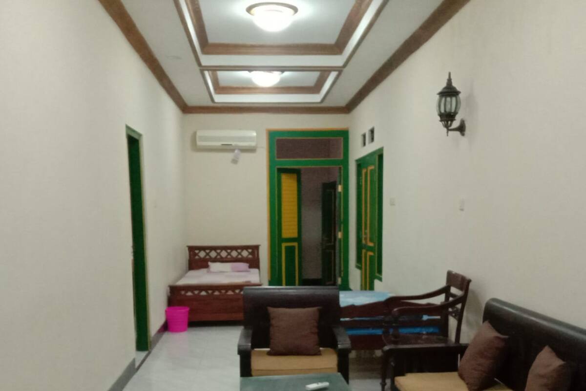 3 bedrooms, desk