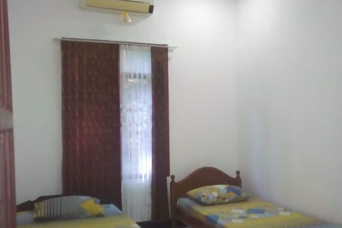 3 bedrooms, desk