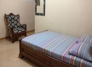 Standard Room | Desk - Winahyu Family Resort (Wonosari)