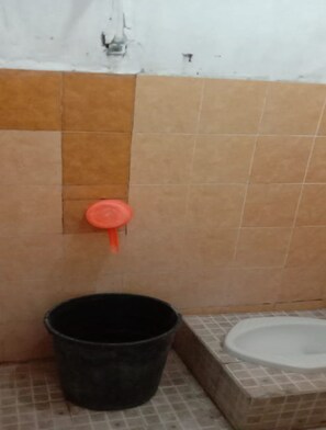 Habitación económica | Baño | Ducha y cabezal de ducha tipo lluvia