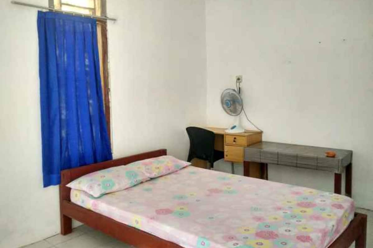 3 bedrooms, desk